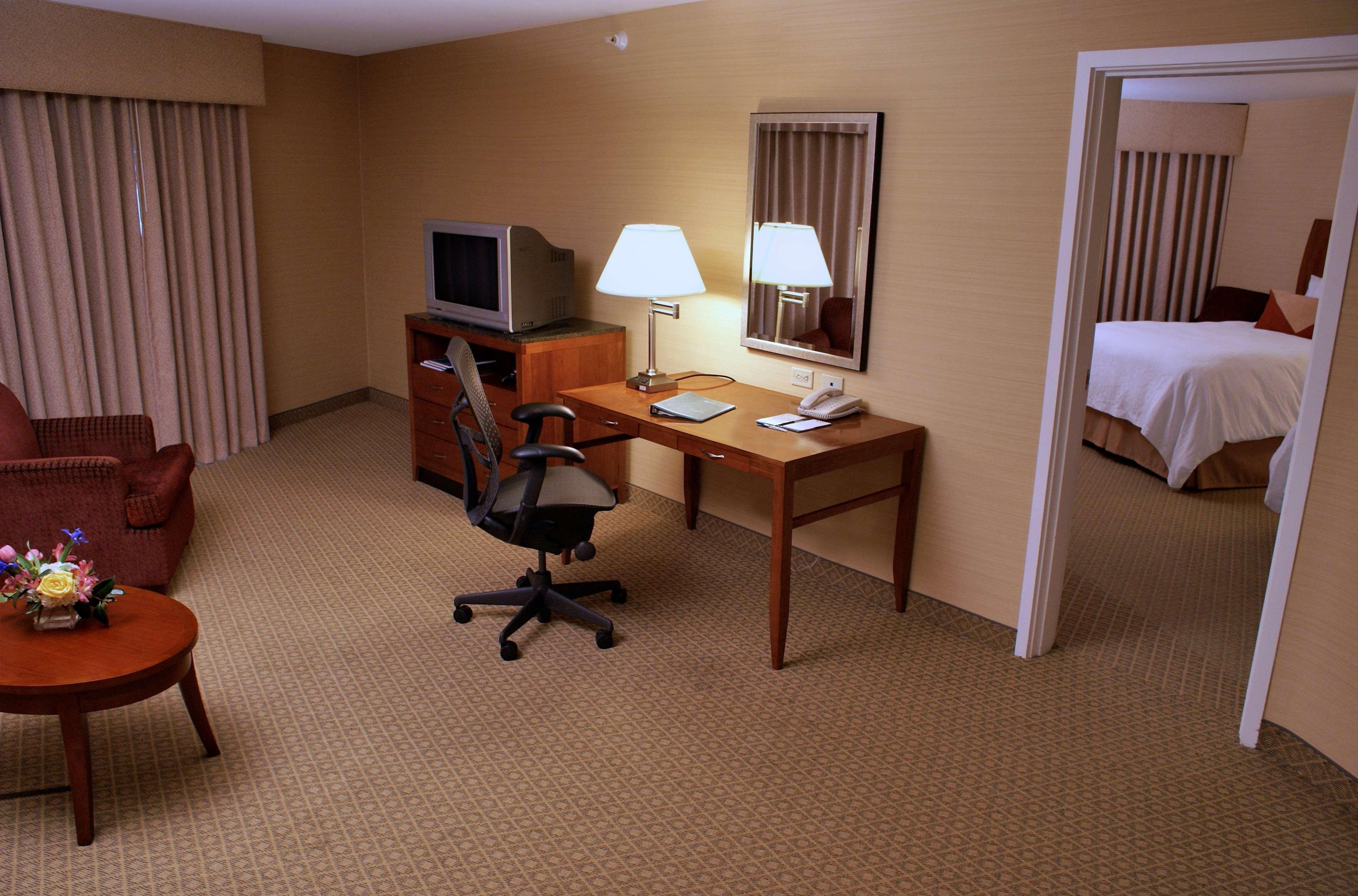 Hilton Garden Inn Monterey Rum bild