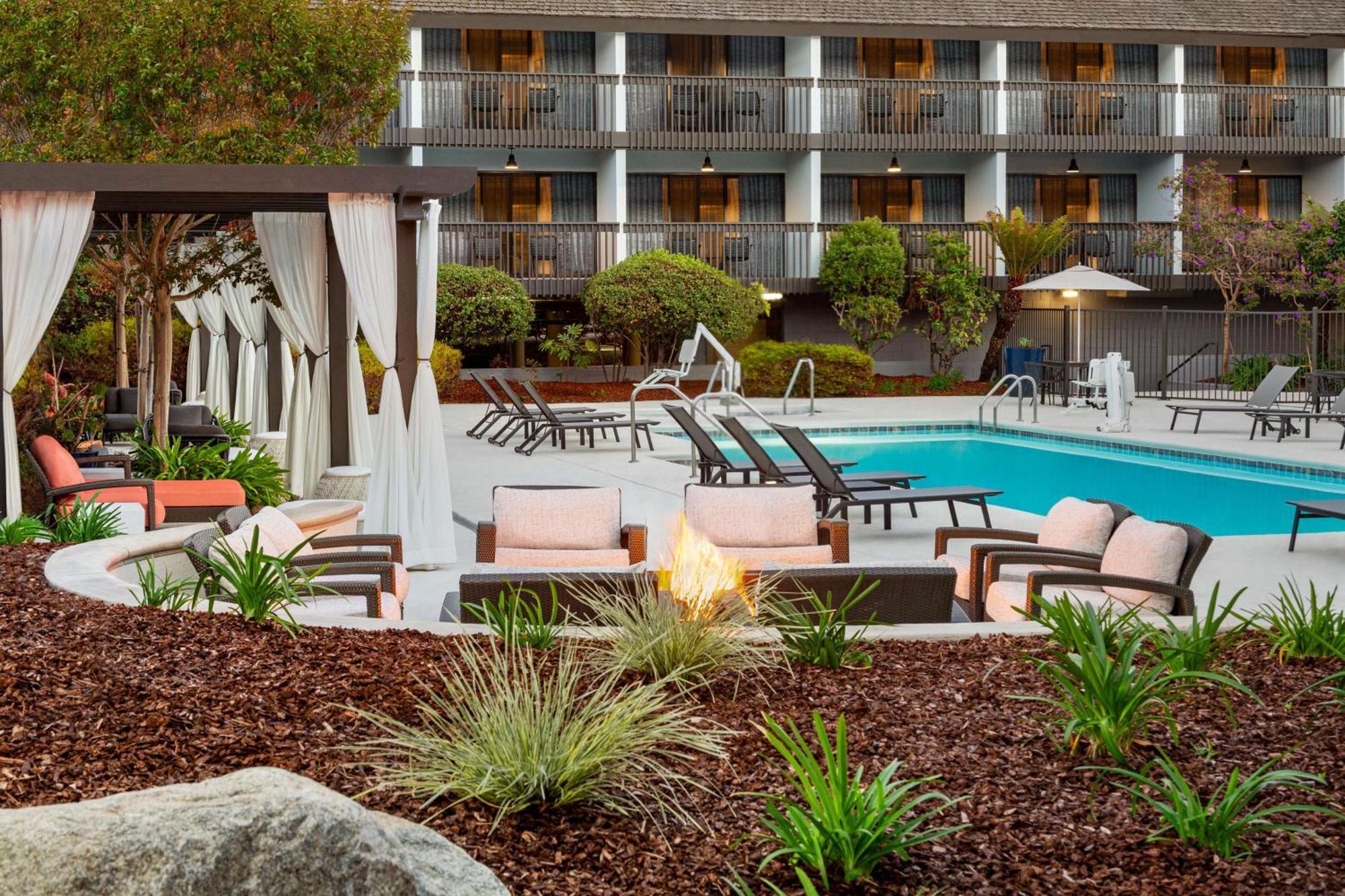 Hilton Garden Inn Monterey Exteriör bild