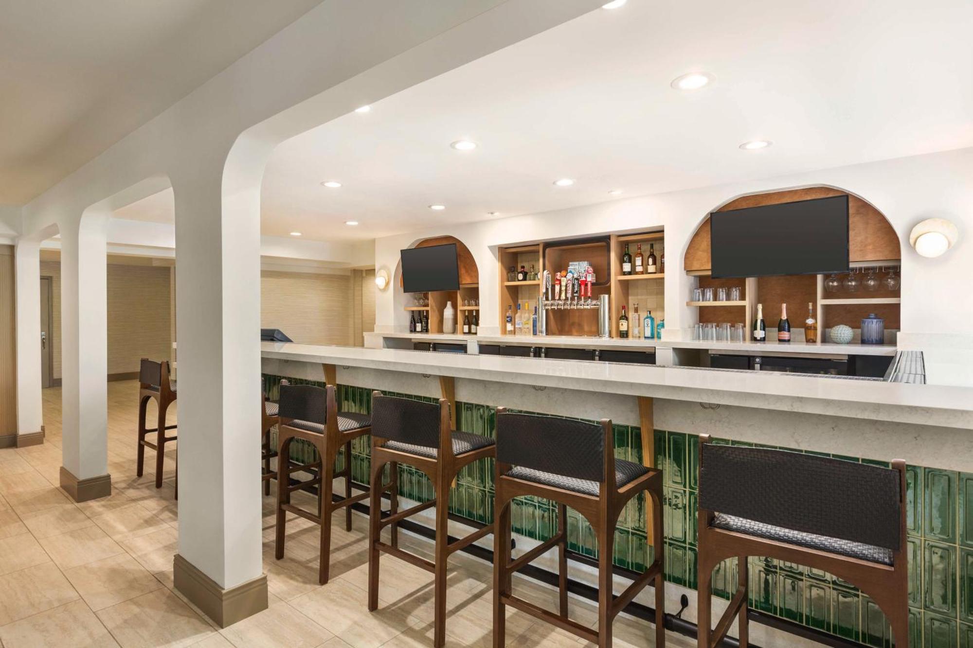 Hilton Garden Inn Monterey Exteriör bild