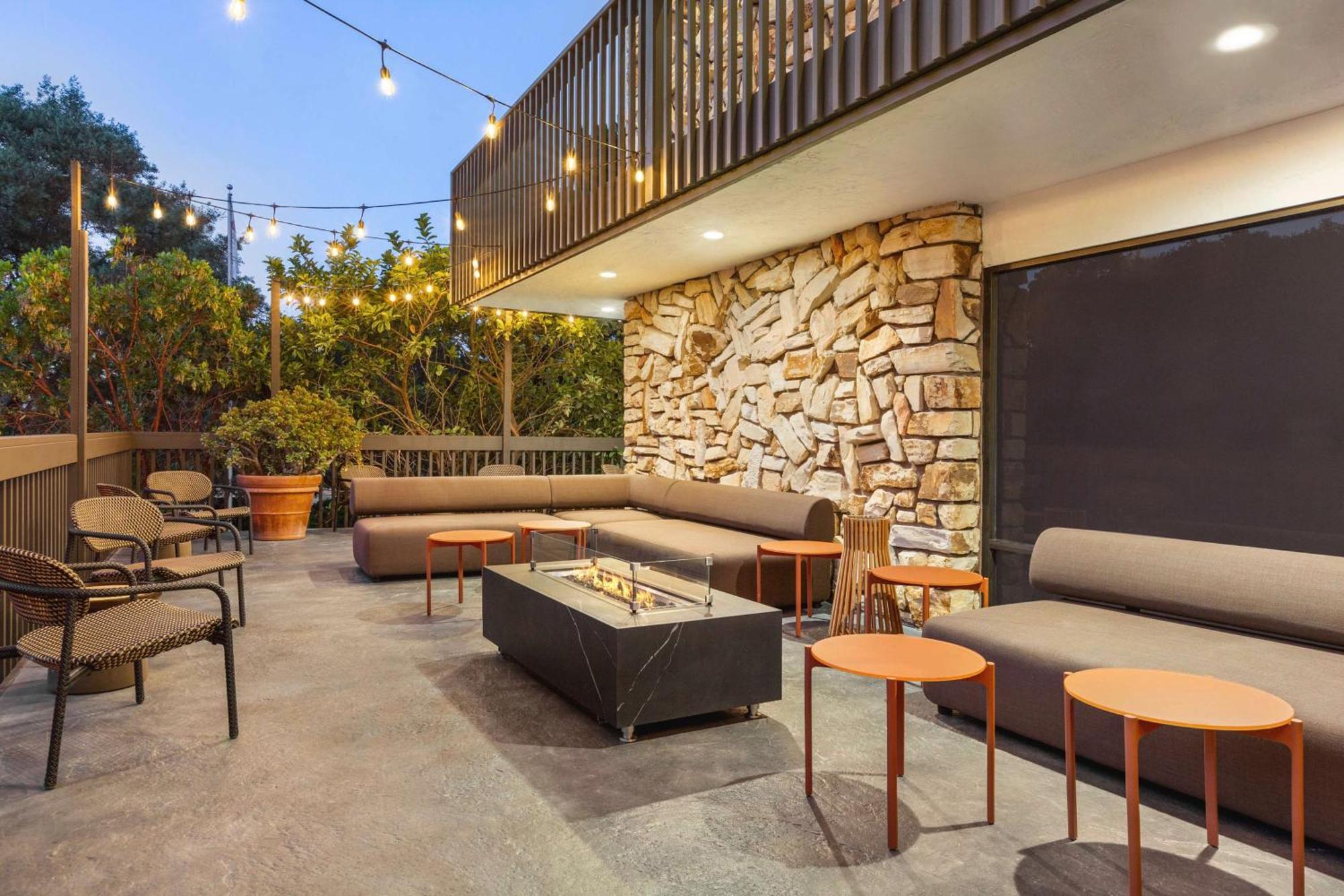 Hilton Garden Inn Monterey Exteriör bild